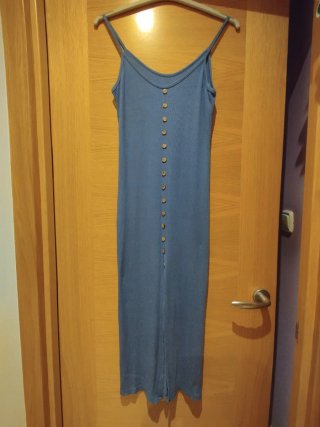 Vestido largo azul, con botones y abertura.