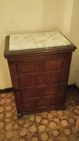 Armario de madera con tapa de mármoly plegable