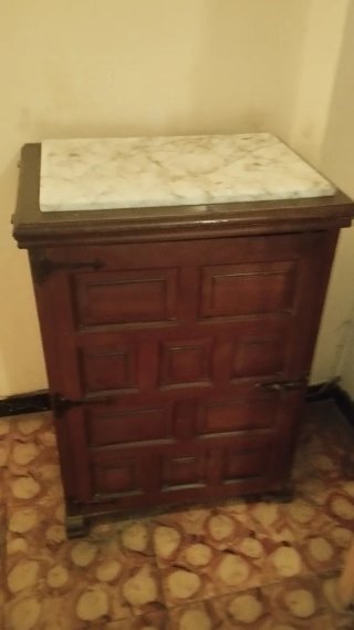 Armario de madera con tapa de mármoly plegable
