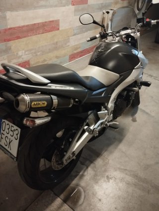 Suzuki GSR 600 Negra Plata