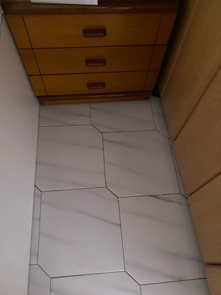 Cómoda y mesita de noche de madera