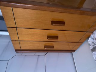 Cómoda y mesita de noche de madera