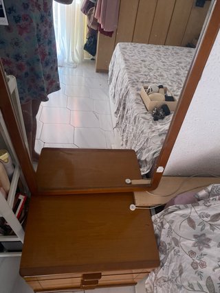 Cómoda y mesita de noche de madera