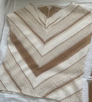 Top sin mangas con rayas beige y marrón