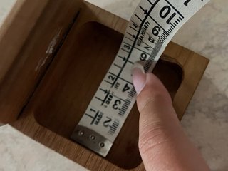 Portagioie vintage in legno con placca floreale