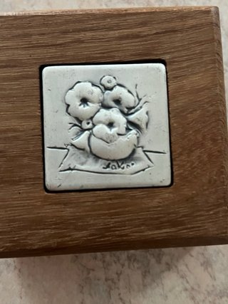 Portagioie vintage in legno con placca floreale