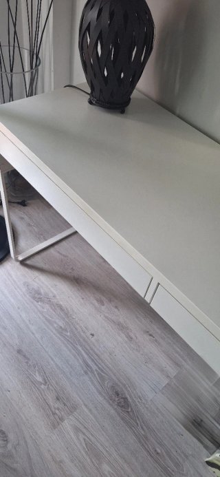 Escritorio blanco con cajones y patas metálicas