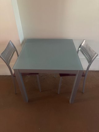 Mesa de cocina con 2 sillas