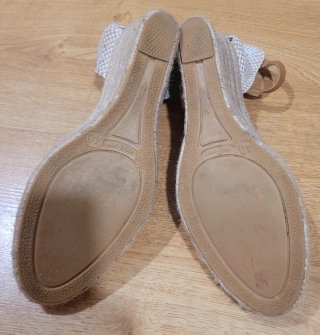 Sandalias cuña beige y marrón claro
