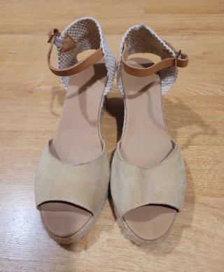 Sandalias cuña beige y marrón claro