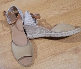 Sandalias cuña beige y marrón claro