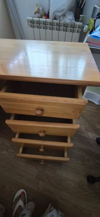 Escritorio de madera con cajonera