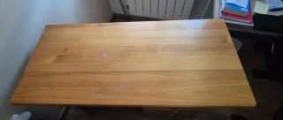 Escritorio de madera con cajonera