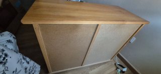 Escritorio de madera con cajonera