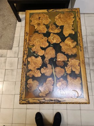 Mesa de madera antigua con detalles dorados.