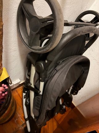 Silla de paseo plegable negra con plastico