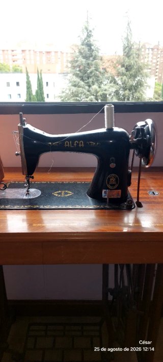 Máquina de coser Alfa antigua