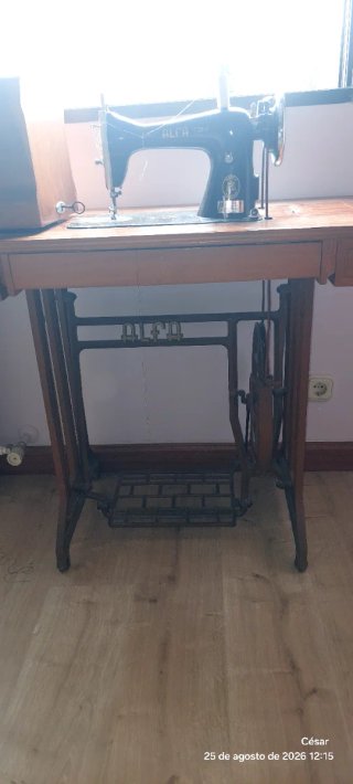 Máquina de coser Alfa antigua