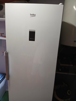Congelador vertical Beko