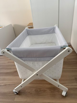 Minicuna con ruedas y estampado de estrellas