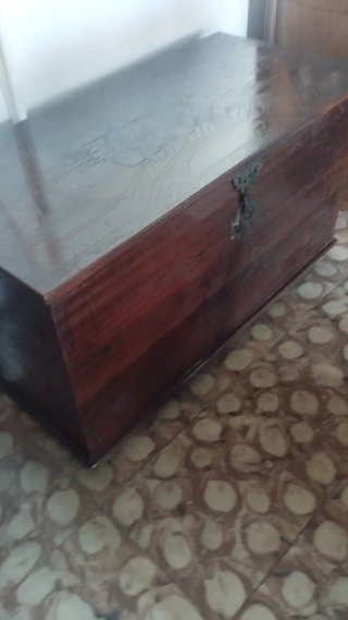 Arcón de madera maciza antiguo