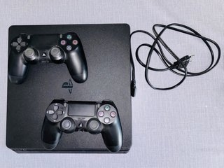 PS4 (PlayStation 4) Negra + 2 Mandos