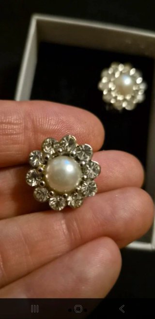 Eleganti orecchini a lobo con perla e strass