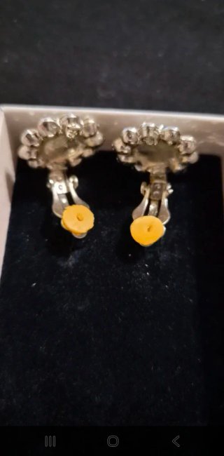 Eleganti orecchini a lobo con perla e strass