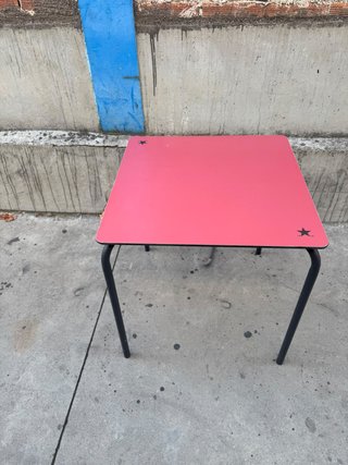 Mesa roja exterior hostelería