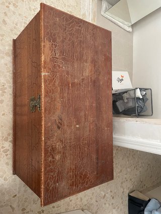 Baúl de madera antiguo con grabado