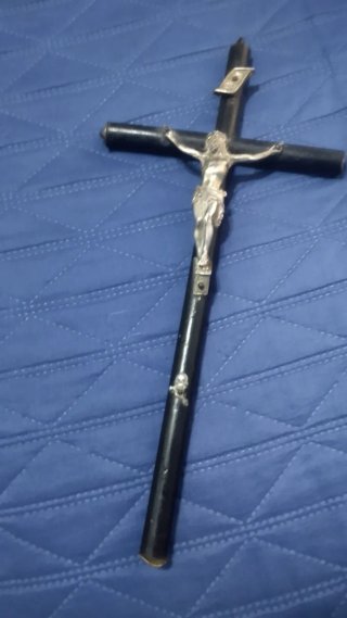 Cruz antigua de madera y metal