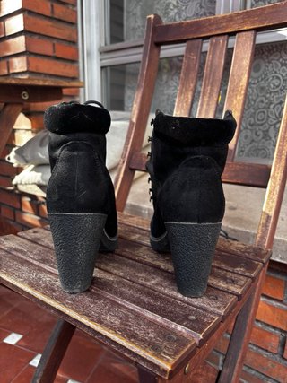 Botines negros con cordones y tacón