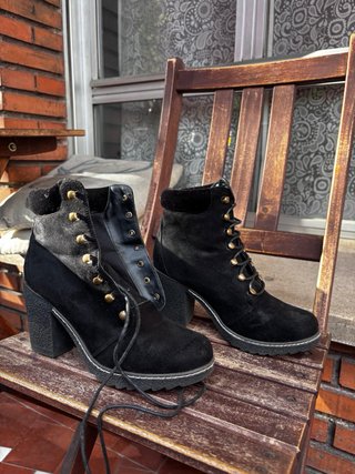 Botines negros con cordones y tacón