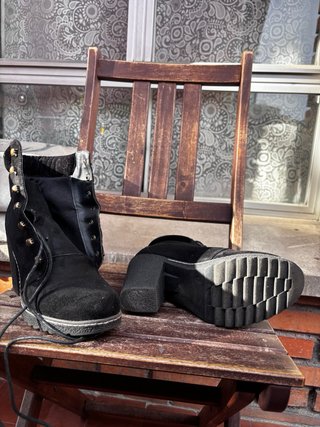 Botines negros con cordones y tacón