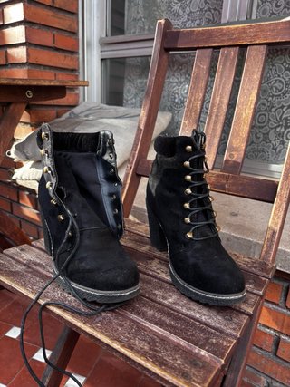 Botines negros con cordones y tacón