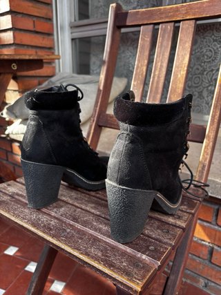 Botines negros con cordones y tacón