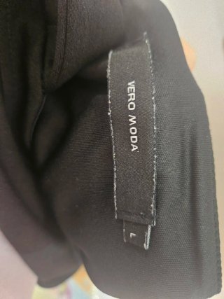 Mono negro con cinturón