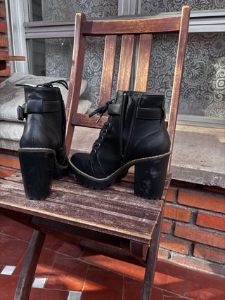 Botines negros con cordones y tacón