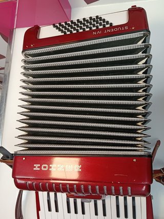 Acordeon hohner student IV N 40 bajos