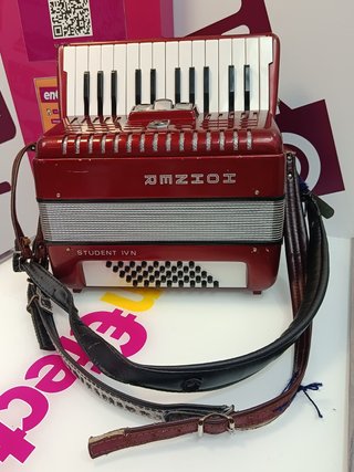 Acordeon hohner student IV N 40 bajos