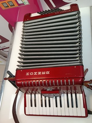 Acordeon hohner student IV N 40 bajos