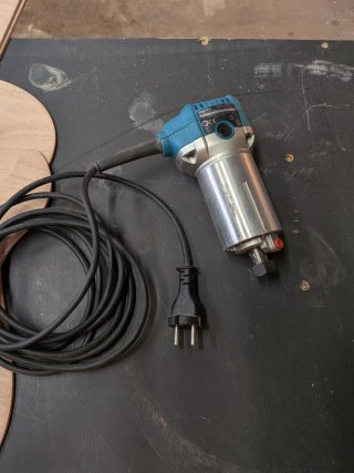 Fresadora Makita RT702C + Accesorios