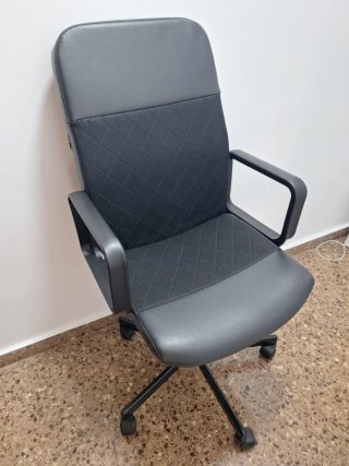 Silla de oficina giratoria negra