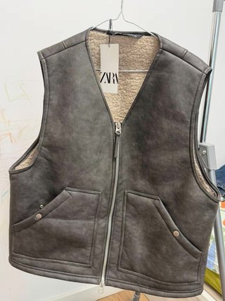 Chaleco Zara gris con cremallera