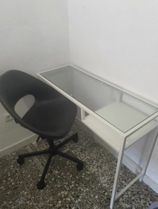 Escritorio cristal y silla negra