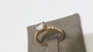ANILLO DE ORO 18K CON PIEDRAS BLANCAS  2 Gr.
