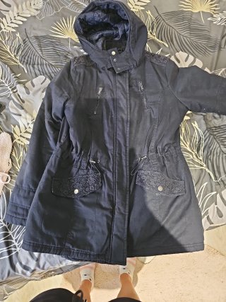 Chaqueta parka negra con capucha