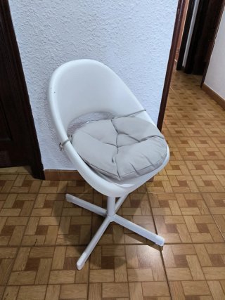 Silla infantil blanca y gris