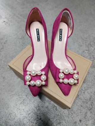 Zapatos de tacón rosa/morado con perlas