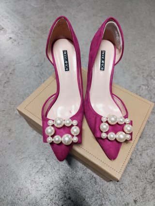 Zapatos de tacón rosa/morado con perlas